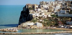 Woningen op de rotsen in Puglia